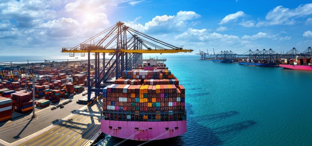 freighter-8459023_1920